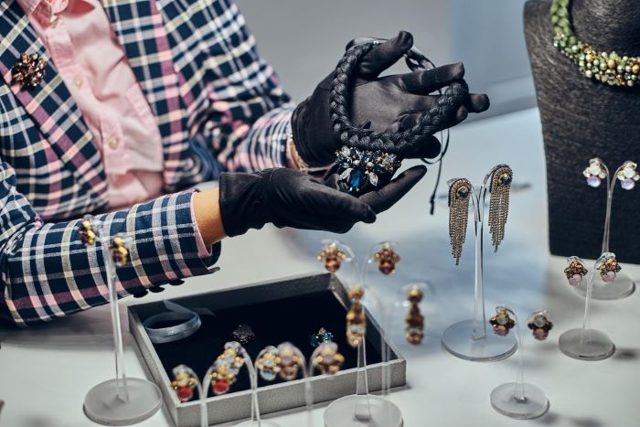 What to Expect When Visiting a Jewelry Store